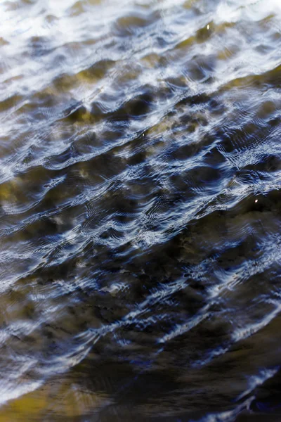 Cielo con nuvole riflesse sulla superficie dell'acqua con onde — Foto Stock