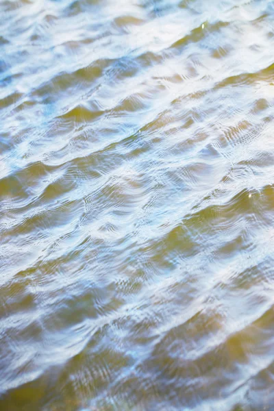 Céu com nuvens refletidas na superfície da água com ondas — Fotografia de Stock