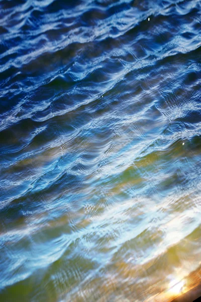 Céu com nuvens refletidas na superfície da água com ondas — Fotografia de Stock