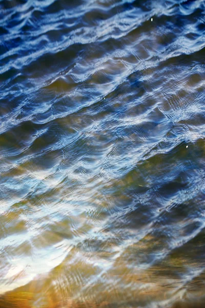 Cielo con nubes reflejadas en la superficie del agua con olas — Foto de Stock