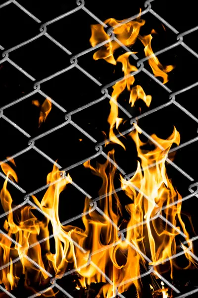 Feuer in einem Metallgitter — Stockfoto