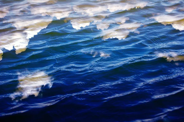 Agua con reflejo del cielo — Foto de Stock