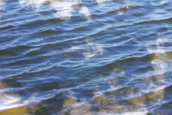 Vatten med sky reflektion — Stockfoto