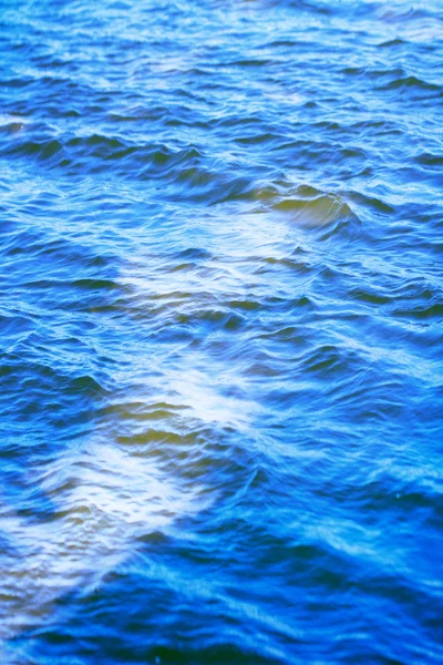 Lucht met wolken weerkaatst op het wateroppervlak met golven — Stockfoto