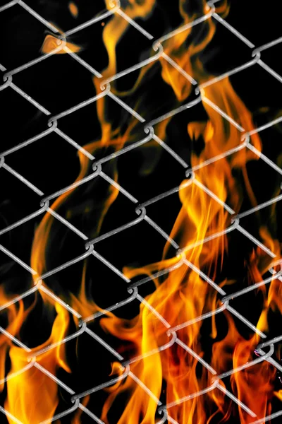 Feuer in einem Metallgitter — Stockfoto