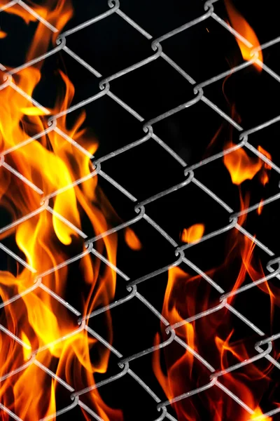 Feuer in einem Metallgitter — Stockfoto