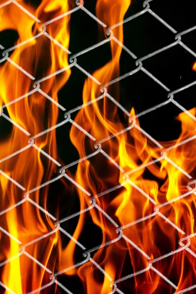 Feuer in einem Metallgitter — Stockfoto