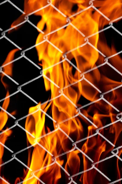 Feuer in einem Metallgitter — Stockfoto