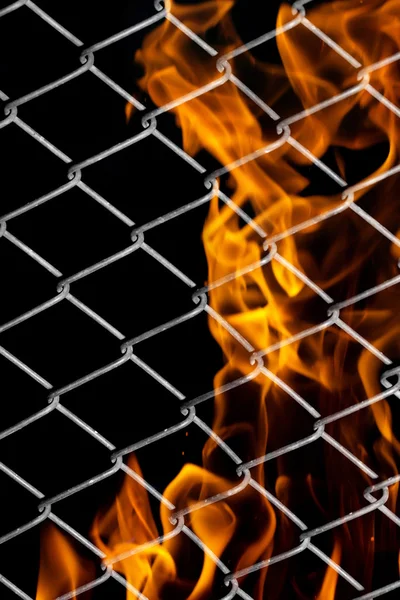 Api dalam grid logam — Stok Foto