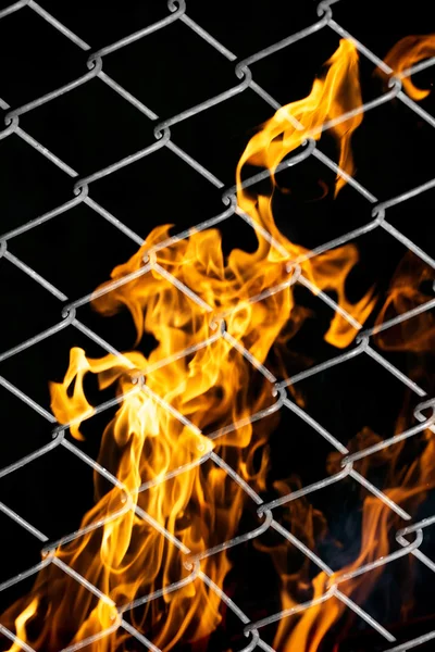 Feuer in einem Metallgitter — Stockfoto