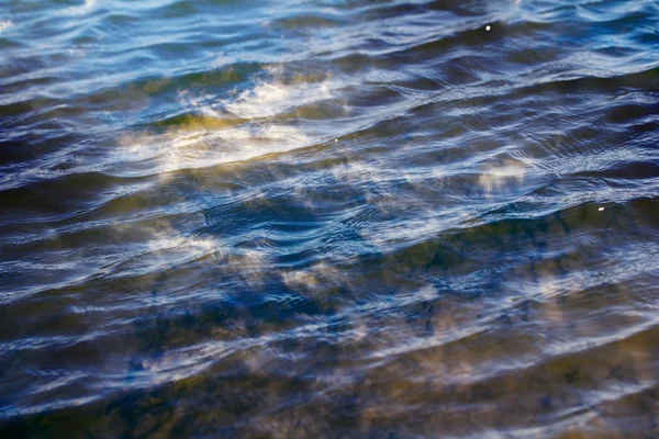Wasser mit Himmelsspiegelung — Stockfoto