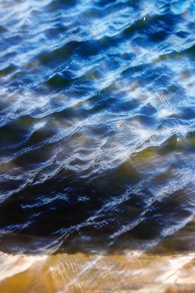 Himmel mit Wolken, die sich mit Wellen auf der Wasseroberfläche spiegeln — Stockfoto