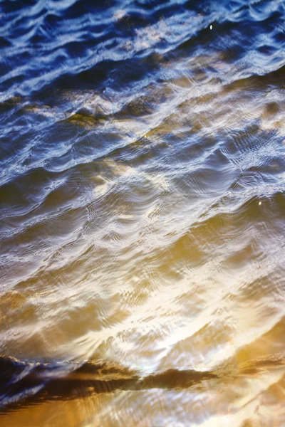 Cielo con nubes reflejadas en la superficie del agua con olas — Foto de Stock