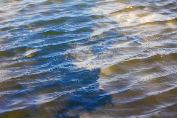 Vatten med sky reflektion — Stockfoto