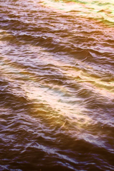 Céu com nuvens refletidas na superfície da água com ondas — Fotografia de Stock