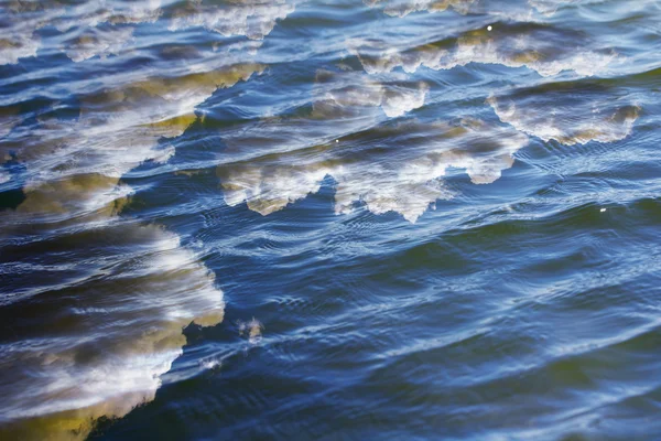 Вода с отражением неба — стоковое фото