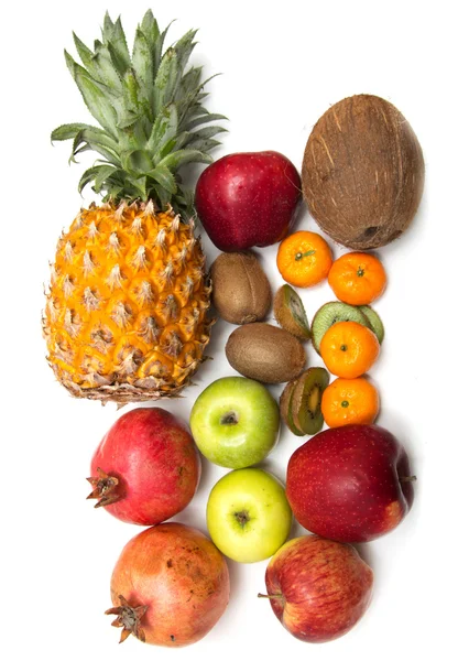 Frisches Obst auf weißem Hintergrund — Stockfoto