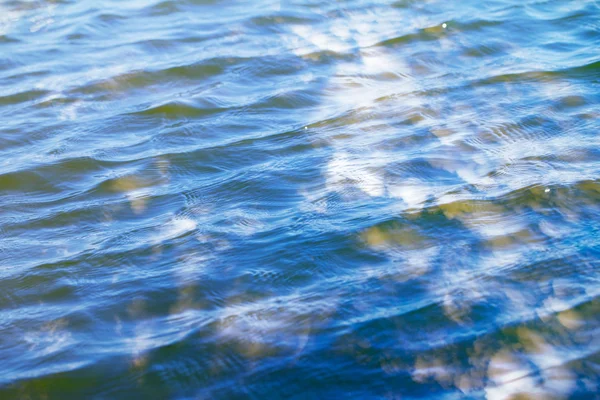 Eau avec réflexion du ciel — Photo