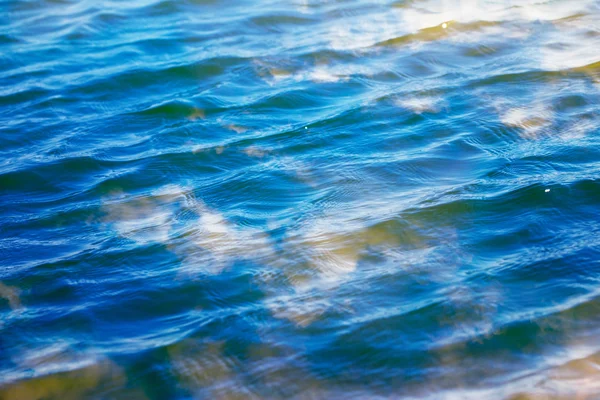 Agua con reflejo del cielo — Foto de Stock