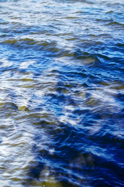 Himmel mit Wolken, die sich mit Wellen auf der Wasseroberfläche spiegeln — Stockfoto