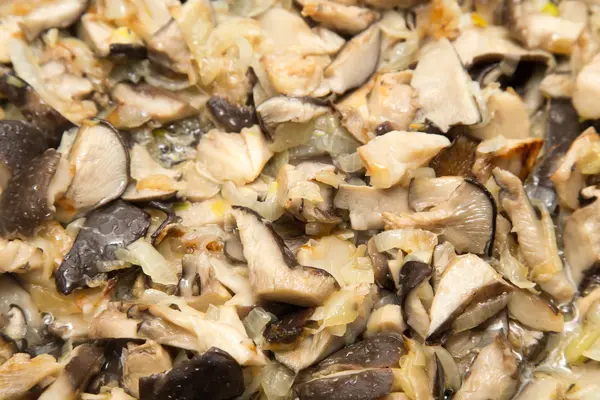 Gefrituurde champignons in een pan — Stockfoto
