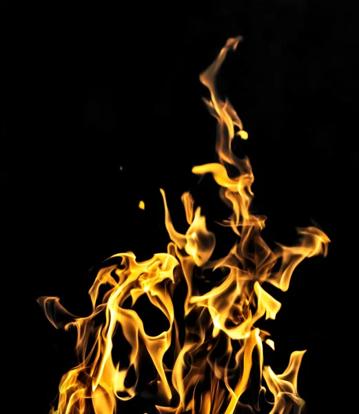 Eld på en svart bakgrund — Stockfoto