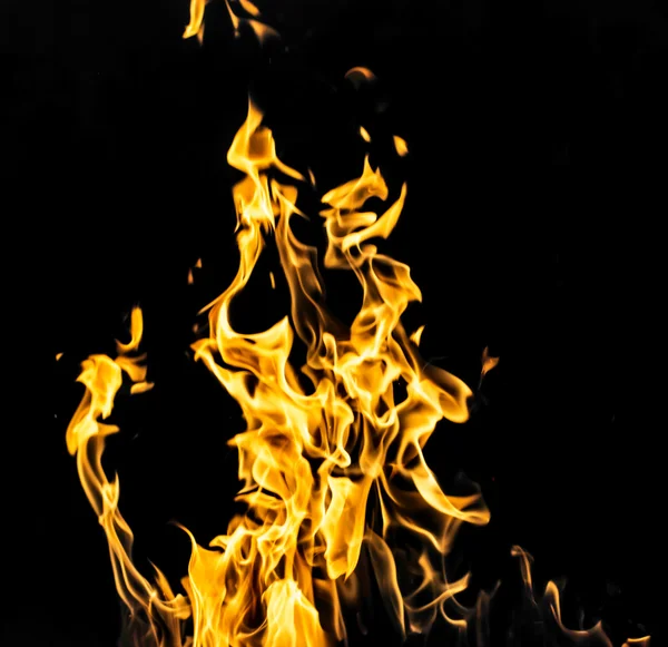 Вогонь на чорному тлі — стокове фото