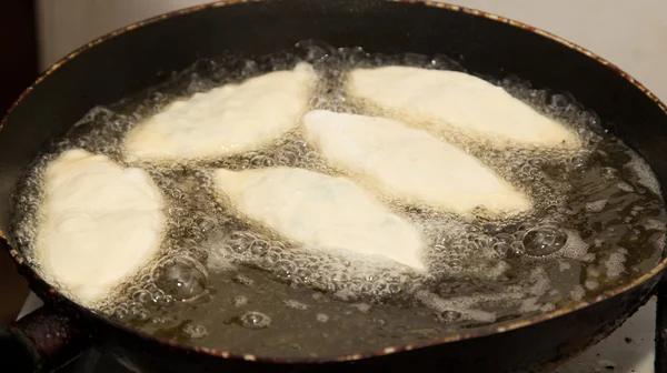 Gâteaux frits dans une casserole — Photo