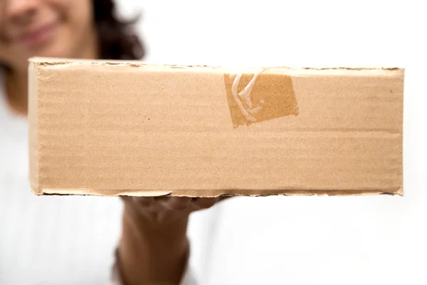 Девушка с коробкой на белом фоне — стоковое фото