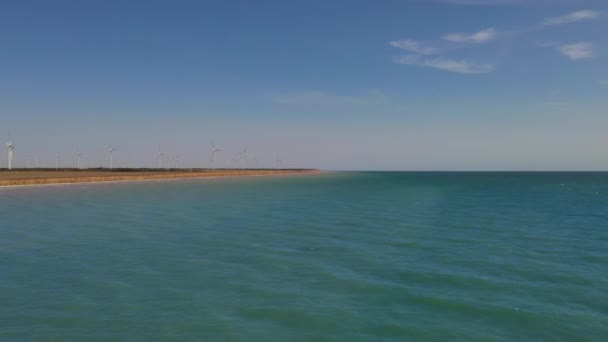 Widok z lotu ptaka na turbiny wiatrowe w pobliżu morza — Wideo stockowe