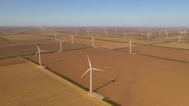 Widok z lotu ptaka na turbiny wiatrowe w terenie — Wideo stockowe