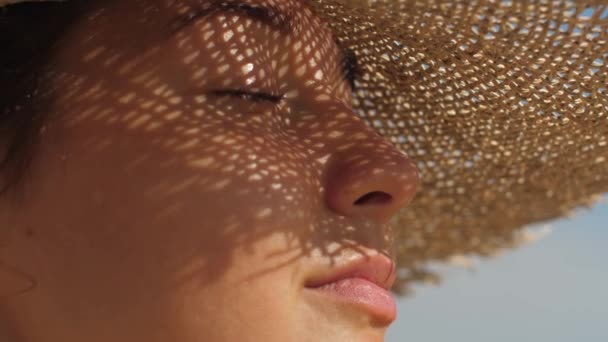 Пляжна жінка в сонячному капелюсі у відпустці — стокове відео