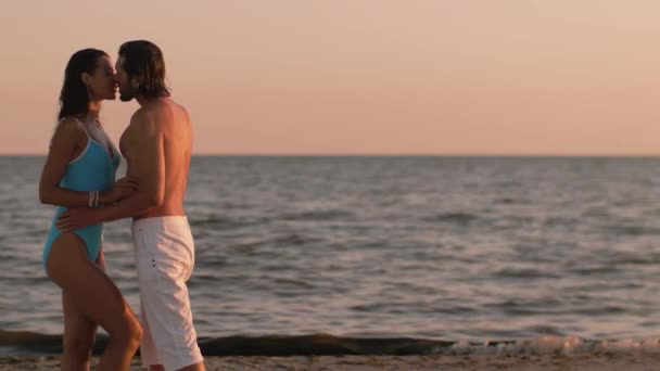 Ρομαντικό ζευγάρι παραλία καλοκαίρι διακοπές έννοια — Αρχείο Βίντεο