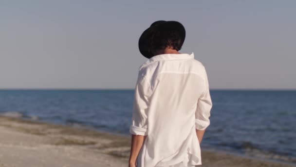 Hombre playa verano vacaciones concepto — Vídeo de stock