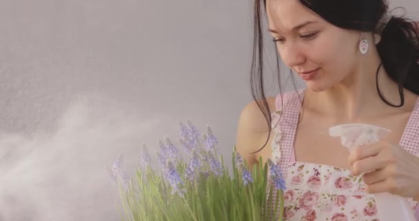Femeie care deține buchet de flori în mâini în interior — Videoclip de stoc