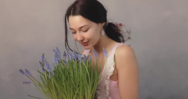 Kobieta trzyma bukiet kwiatów w dłoniach w pomieszczeniach — Wideo stockowe