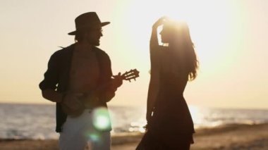 Aşk Çifti Gitar Çalıyor ve Sahilde Dans Ediyor