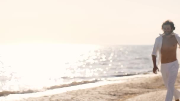 ロマンチックなカップルビーチ夏休みのコンセプト — ストック動画