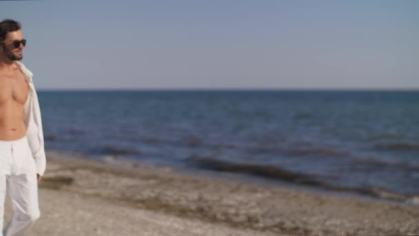 Hombre playa verano vacaciones concepto — Vídeos de Stock