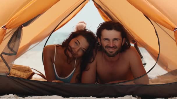 Paar op het strand in een tent — Stockvideo