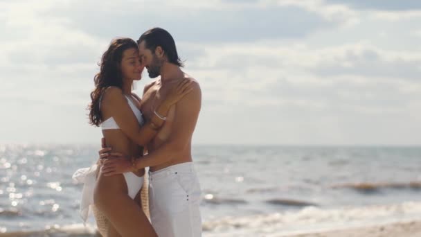 Romantický pár Beach Letní dovolená koncepce — Stock video