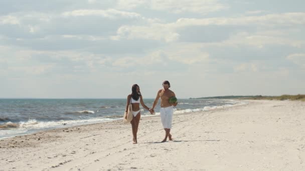 Romantyczna para Plaża Wakacje letnie — Wideo stockowe