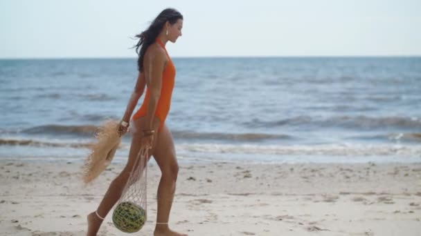Mujer en traje de baño con sandía en la playa al aire libre — Vídeos de Stock