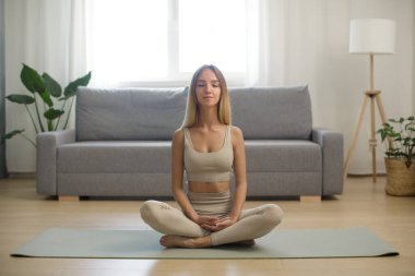 Evde Yoga Mattı Üzerine Meditasyonda Kadın