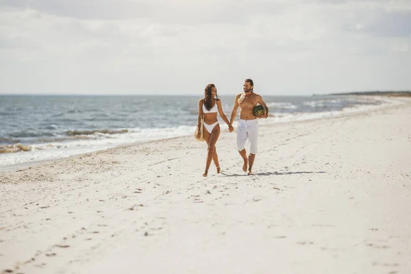 Romantisches Paar im Sommerurlaub am Strand — Stockfoto