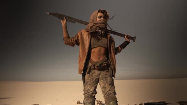Wanita pasca-apokaliptik Di luar ruangan di gurun — Stok Video