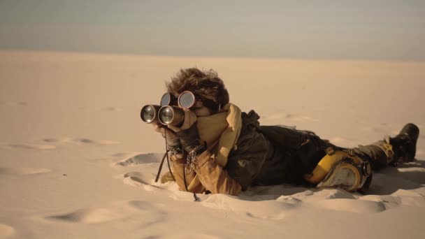 Постапокалиптический воин на открытом воздухе в пустоши — стоковое видео