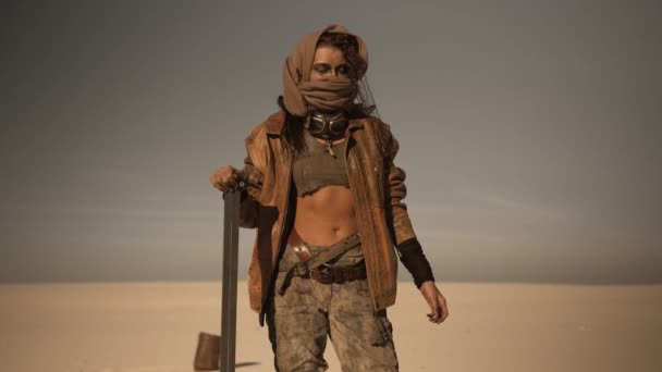 Mulher pós-apocalíptica ao ar livre em um deserto — Vídeo de Stock