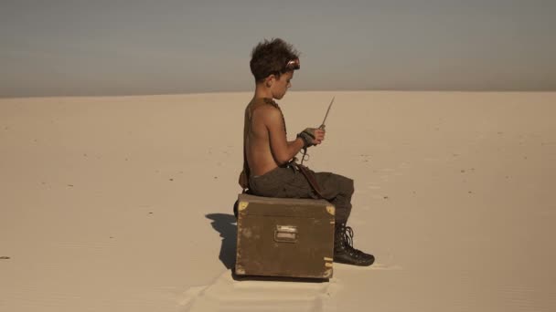 Постапокалиптический воин на открытом воздухе в пустыне — стоковое видео