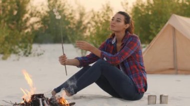 Kamp yapan turist kadın doğa üzerinde kamp kuruyor.